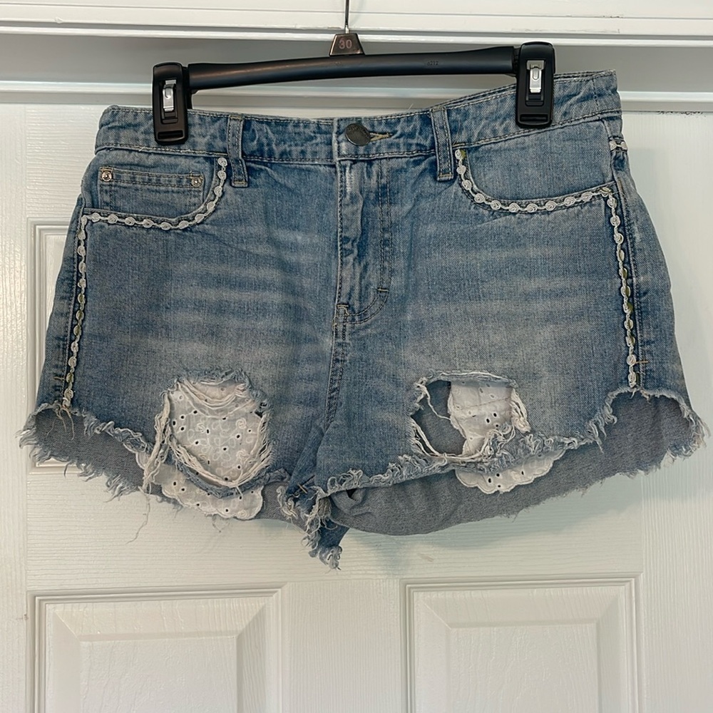 Free People - distressed embroidered medium wash blue Jean shorts - size 28